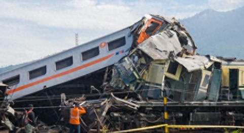 印尼西爪哇省兩列車相撞 至少3人死亡