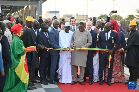塞內加爾總統為中企承建快速公交系統項目剪彩